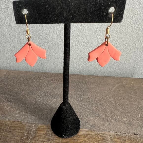 Coral tone leaf dangle drop earrings - Picture 3 of 3